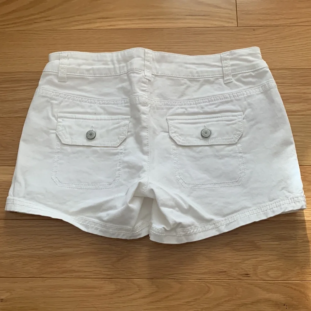 WHITE DENIM SHORTS - Picture 2 of 3